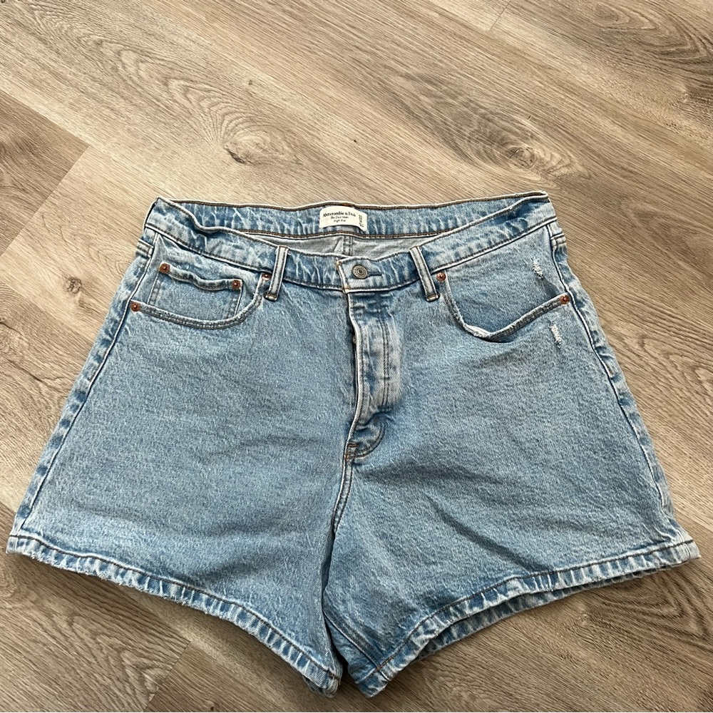 Abercrombie and Fitch Womens  High Rise Dad Shorts - Size 33/16